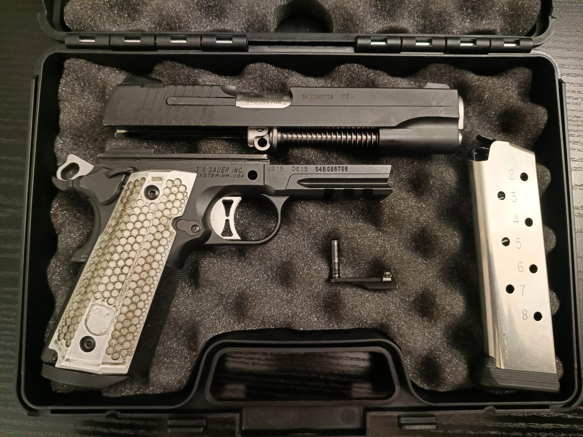 DAS MEISTERWERK - Sig Sauer 1911 .45ACP mit Wilson Combat GR u. Monarch Grips, 5 Magazine + Teileset – Bild 2