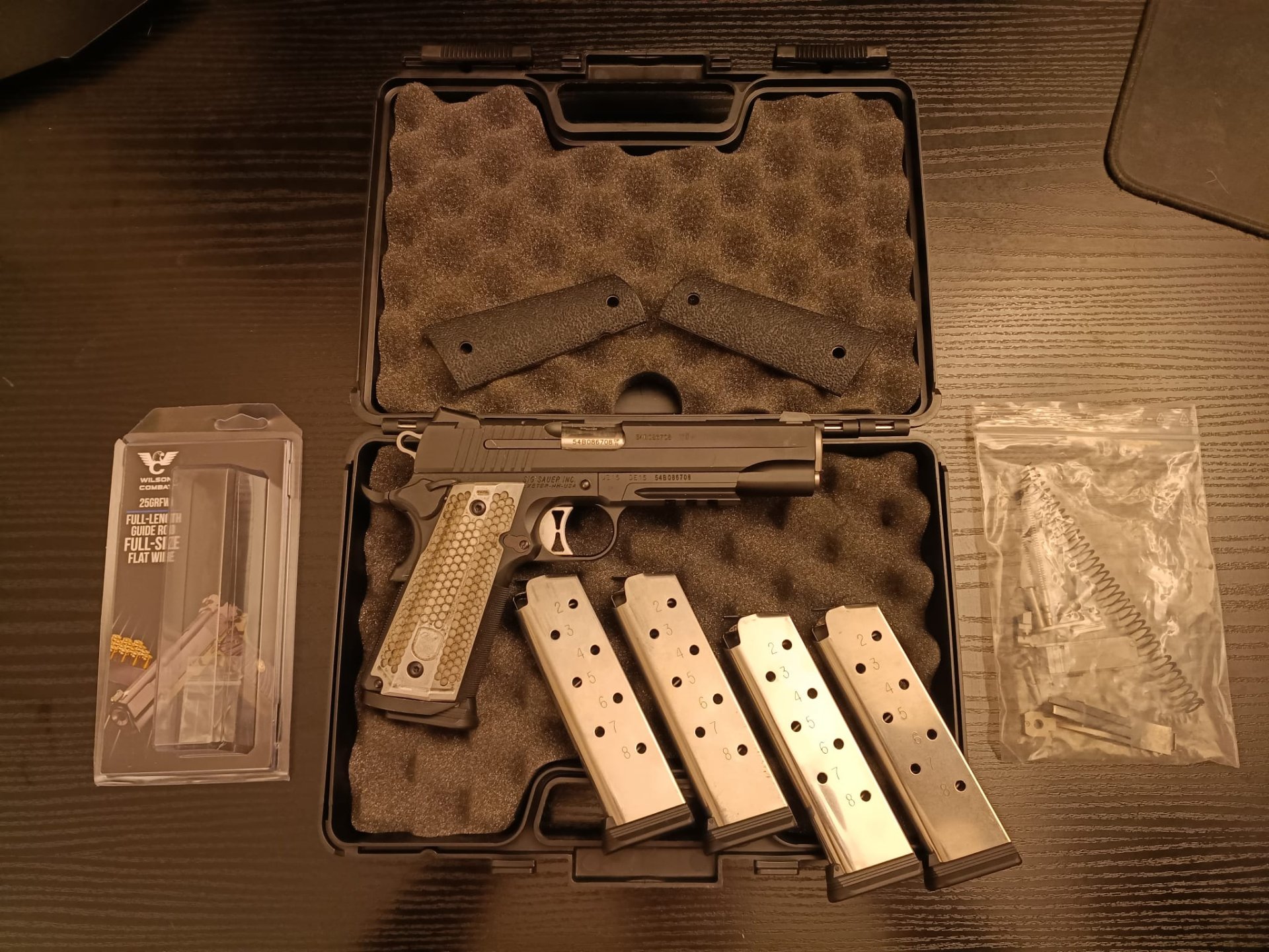DAS MEISTERWERK - Sig Sauer 1911 .45ACP mit Wilson Combat GR u. Monarch Grips, 5 Magazine + Teileset – Bild 1