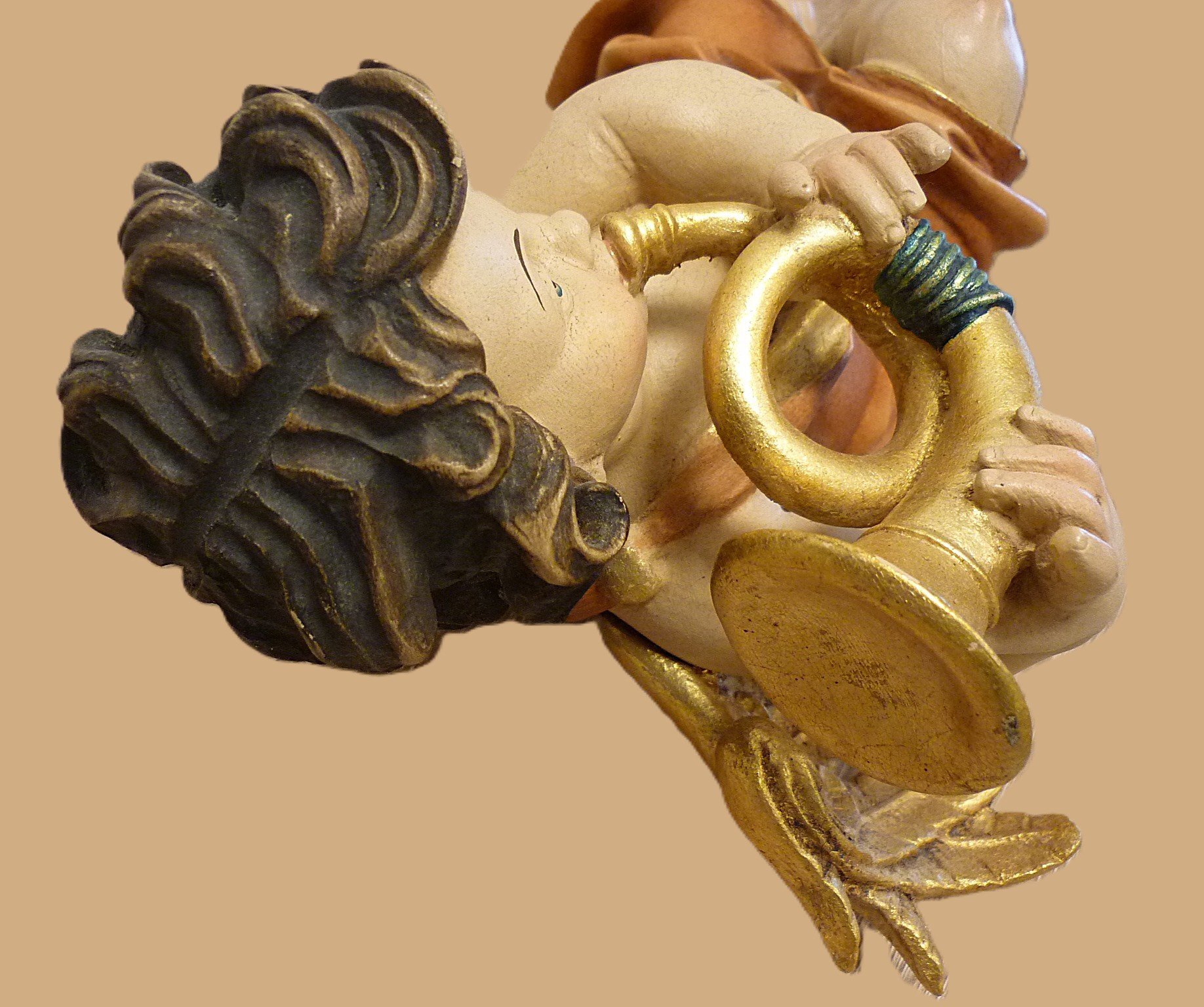 Große Engelfigur Putto mit Jagdhorn – Bild 3