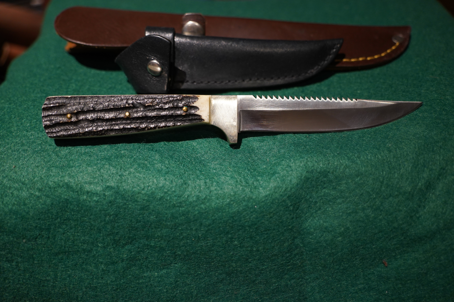 Klassischer Jagdnicker von Diefenthal mit Sägerücken für Sammler und Nutzer mit 2 Lederscheiden – Bild 2