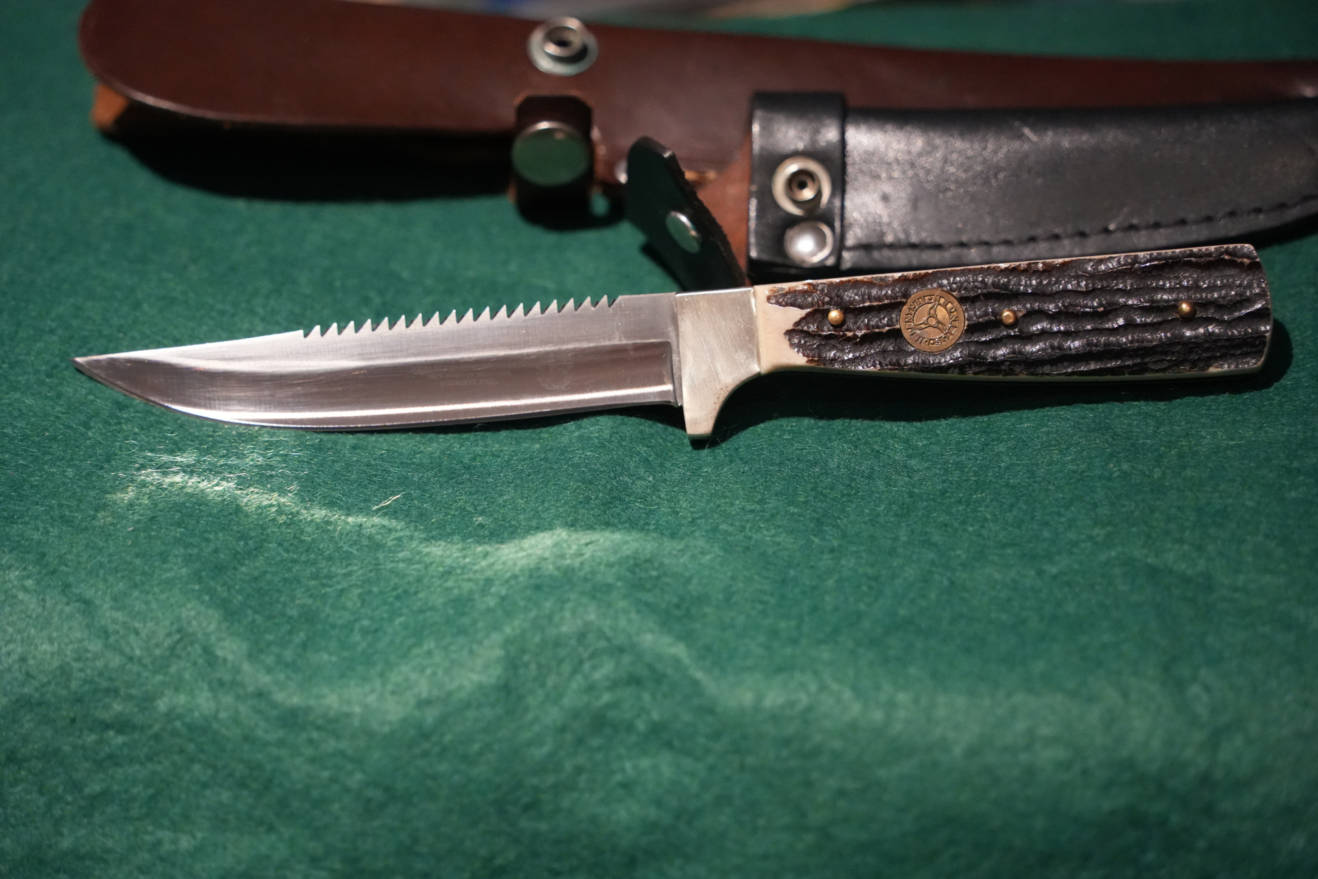 Klassischer Jagdnicker von Diefenthal mit Sägerücken für Sammler und Nutzer mit 2 Lederscheiden – Bild 1