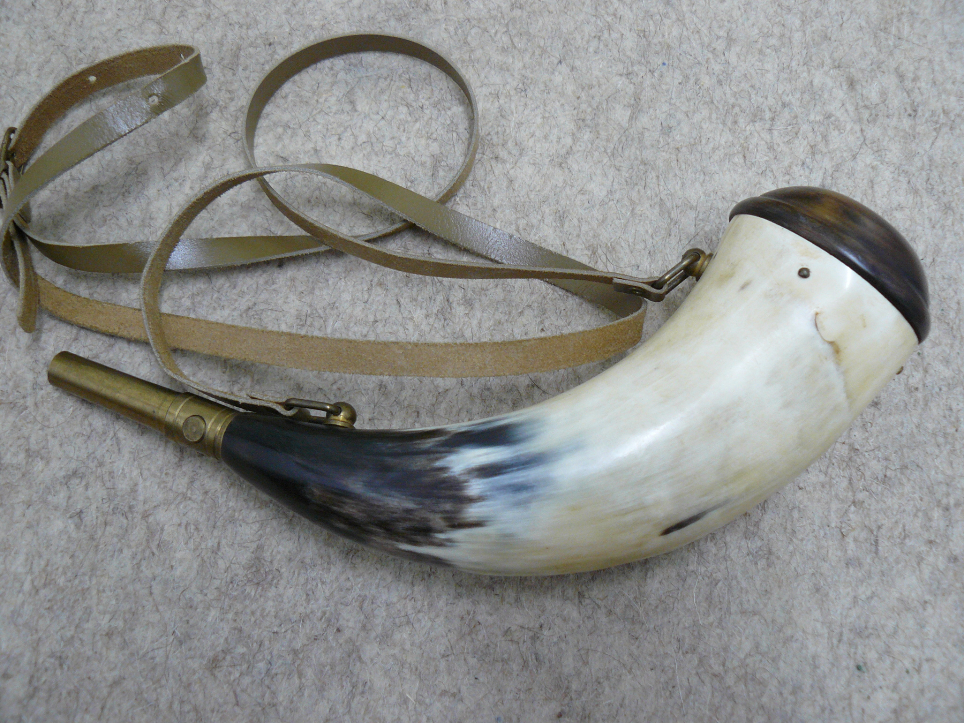 Schönes Pulverhorn, Pulverflasche aus Horn mit Messing-Dosierer und Lederriemen – Bild 1