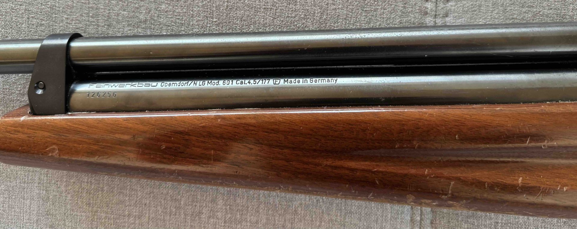 Feinwerkbau 601 Matchluftgewehr Kal. 4,5 mm (.177) – Seitenspanner – Bild 2
