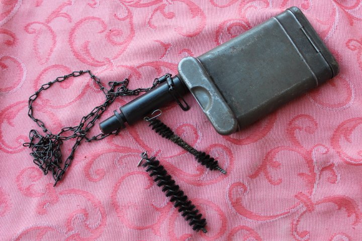 Wehrmacht. 98k. K43 Reinigungsgerät RG34. Mit Ersatzkette und Schwarzem Bakelitöler – Bild 1