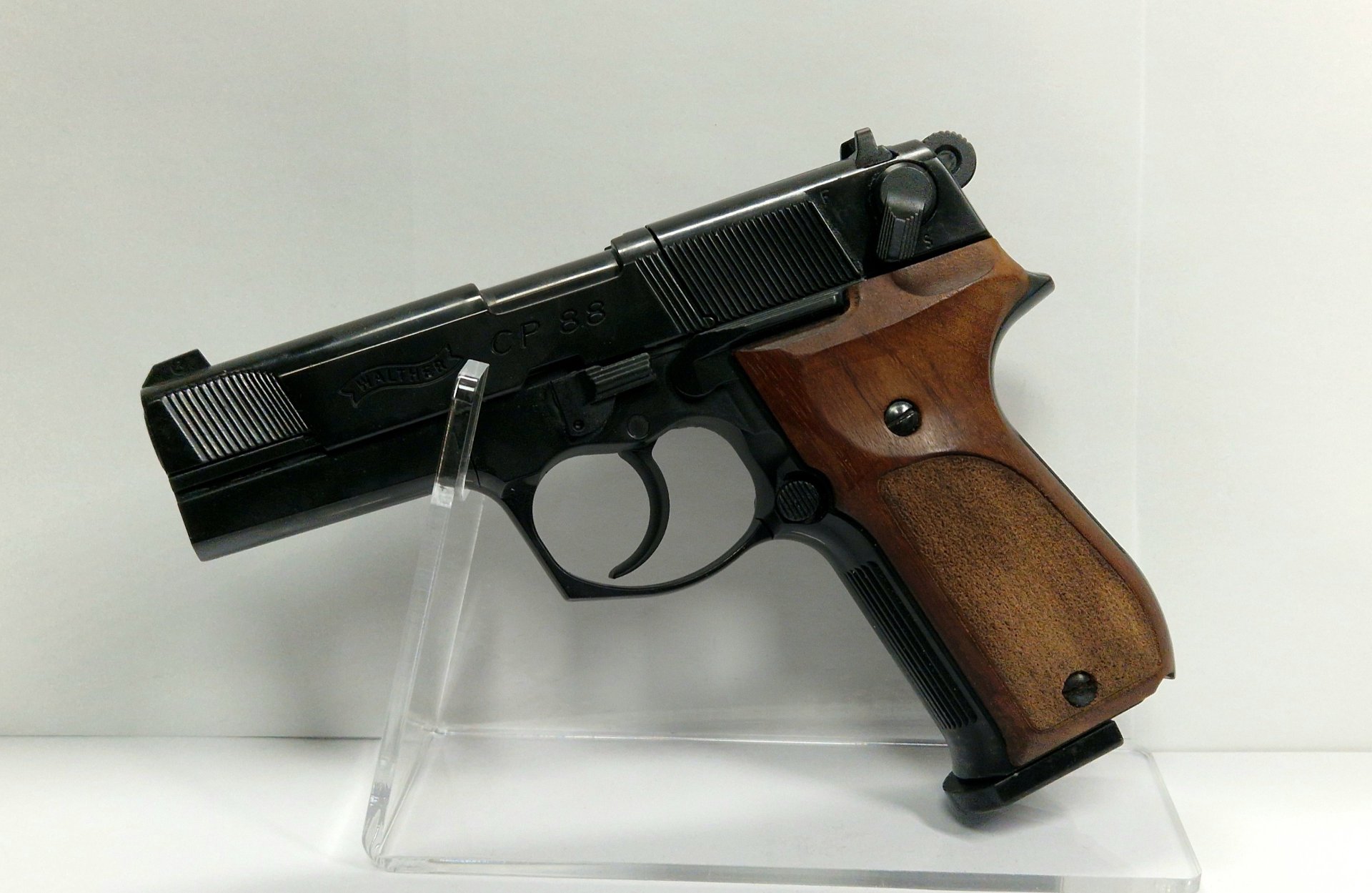 Walther CP88 4,5mm CO2 mit Holzgriffschalen – Bild 1