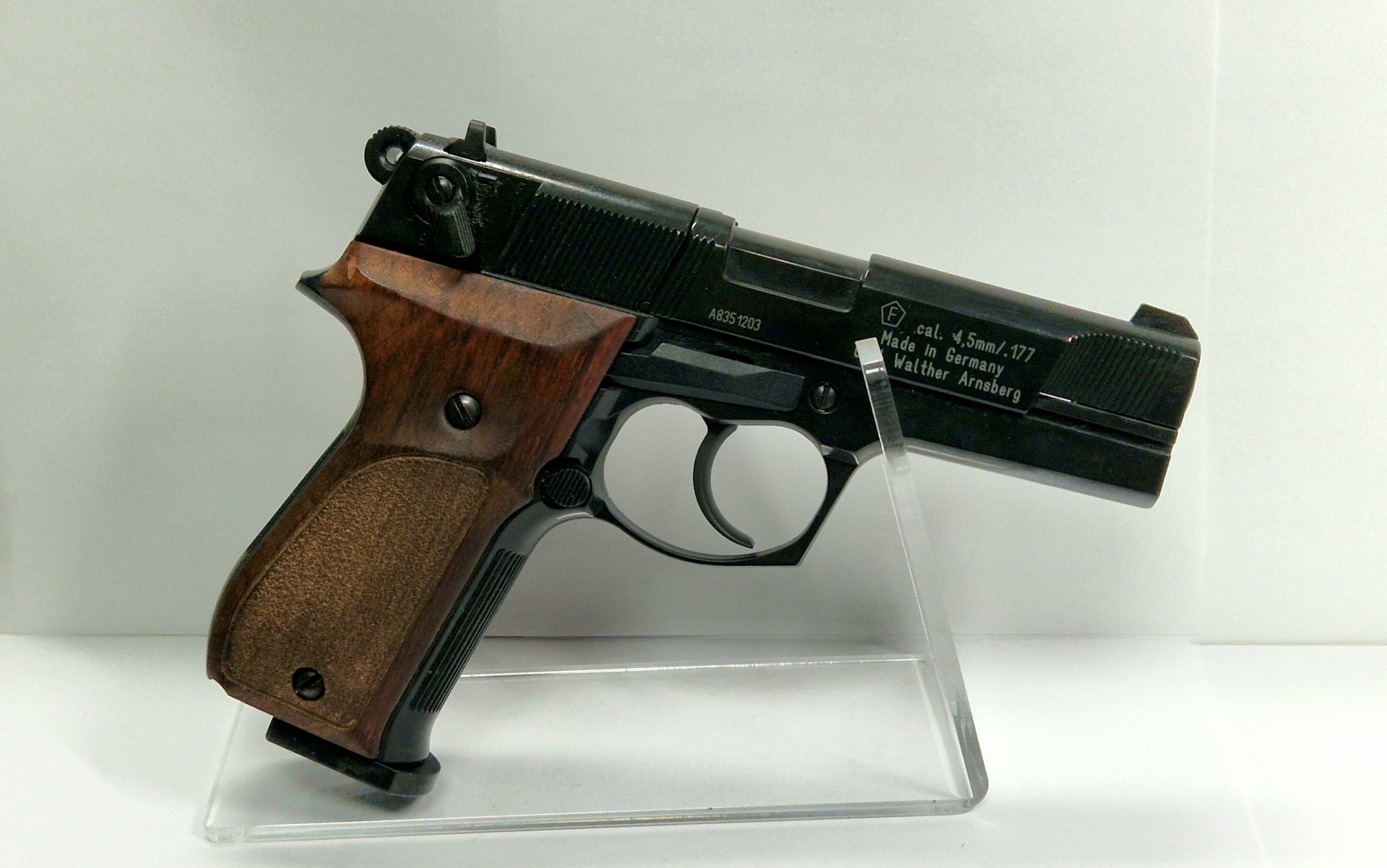 Walther CP88 4,5mm CO2 mit Holzgriffschalen – Bild 2