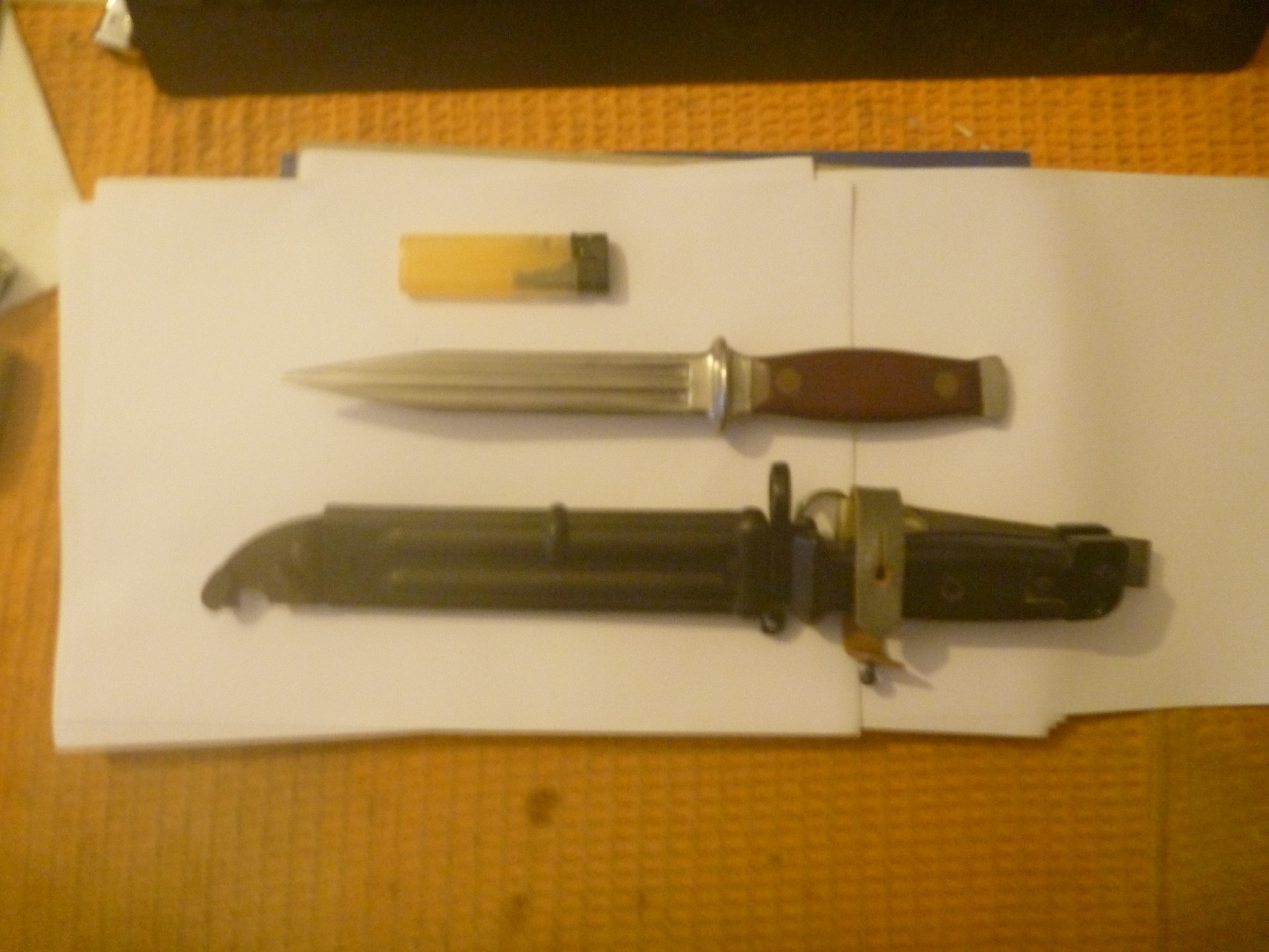 Bajonett AK 47 und ein unbekannter Dolch ohne Scheide – Bild 1