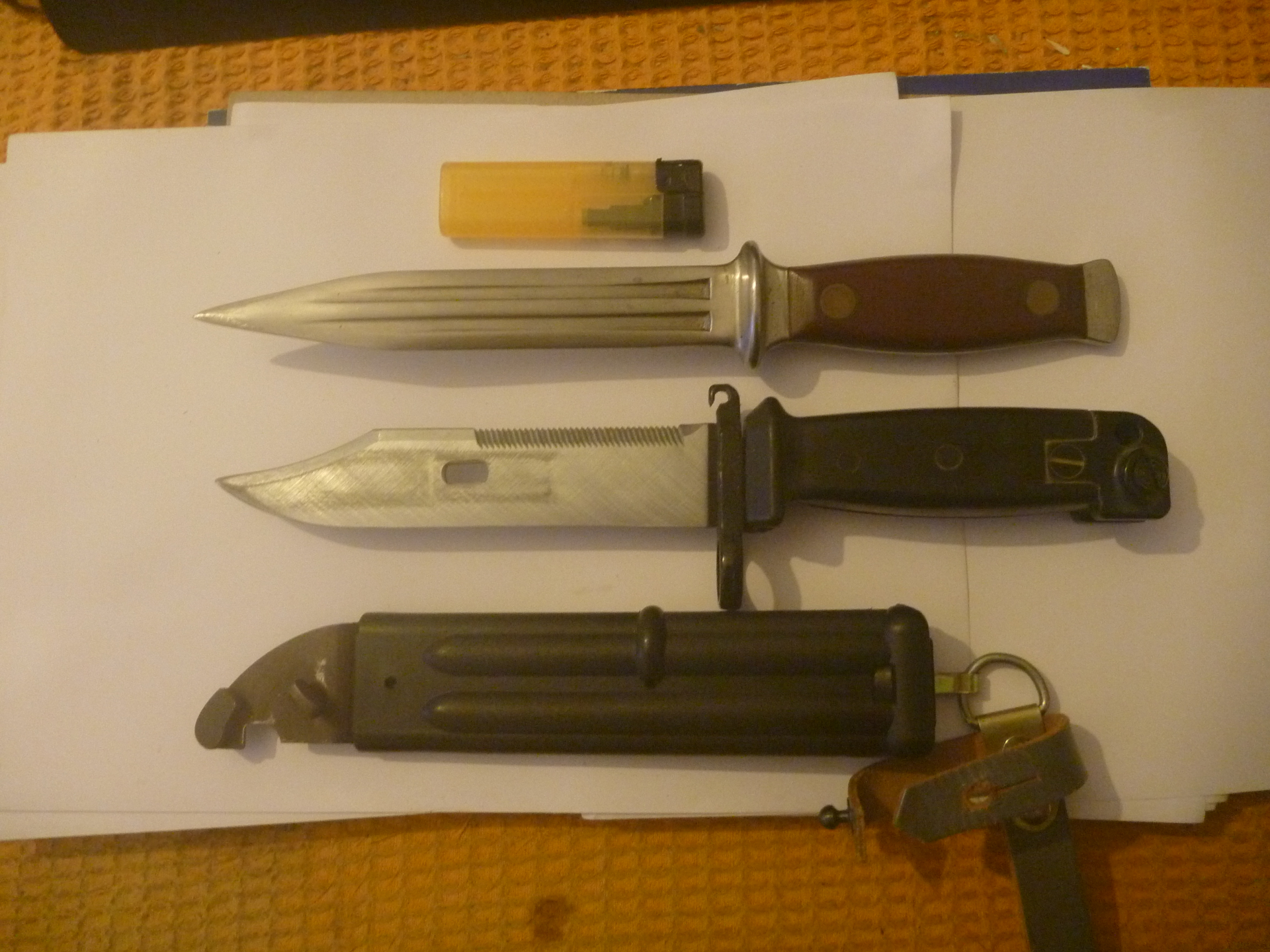 Bajonett AK 47 und ein unbekannter Dolch ohne Scheide – Bild 2