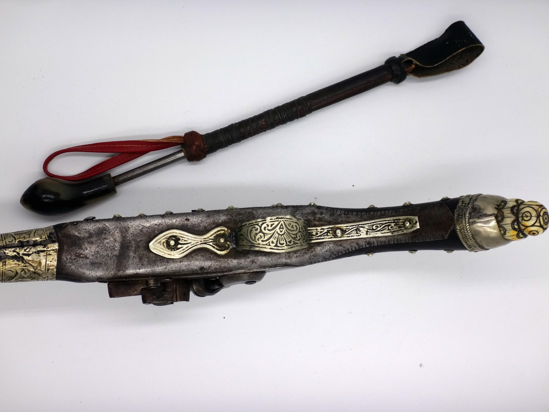 Steinschlosspistole und Punze, dekorative Objekte aus Afrika – Bild 4