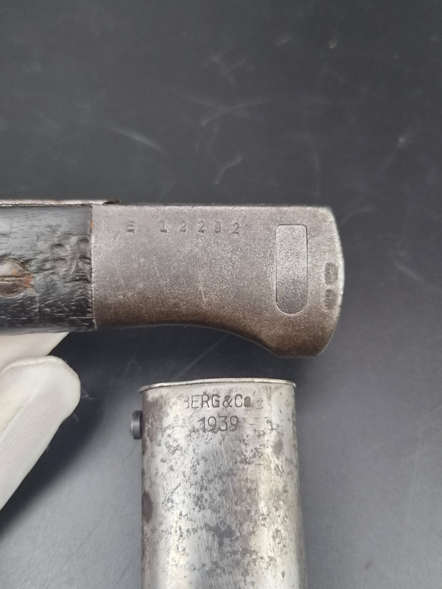 K98 Bajonett - Seitengewehr 84/98 nummeriert, 3. Modell mit Holzgriffschalen, 1939 BERG & Co – Bild 5