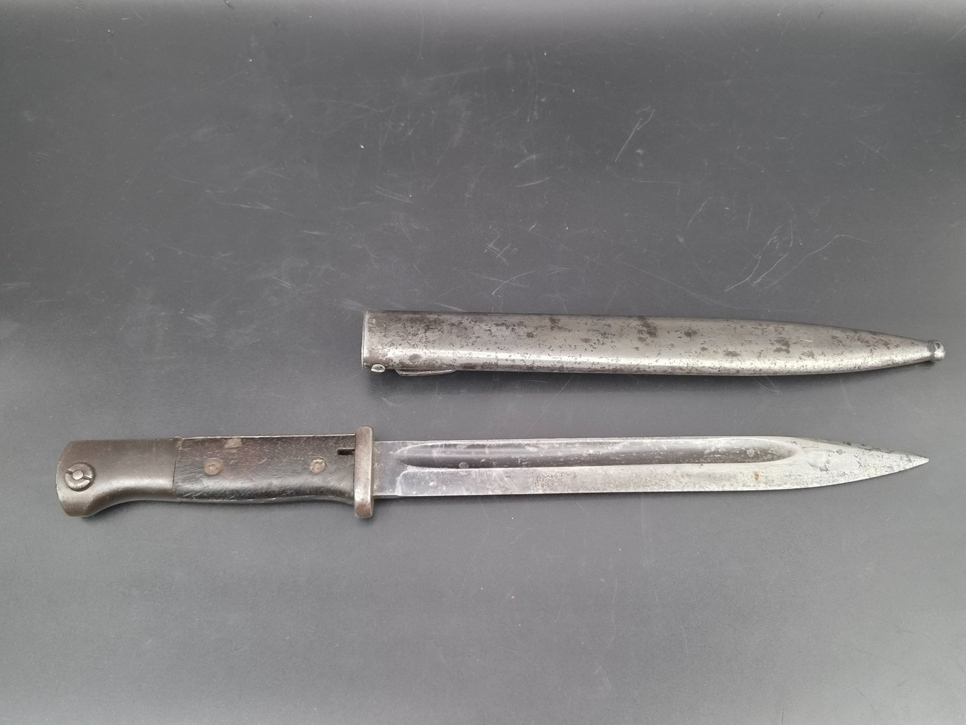 K98 Bajonett - Seitengewehr 84/98 nummeriert, 3. Modell mit Holzgriffschalen, 1939 BERG & Co – Bild 2