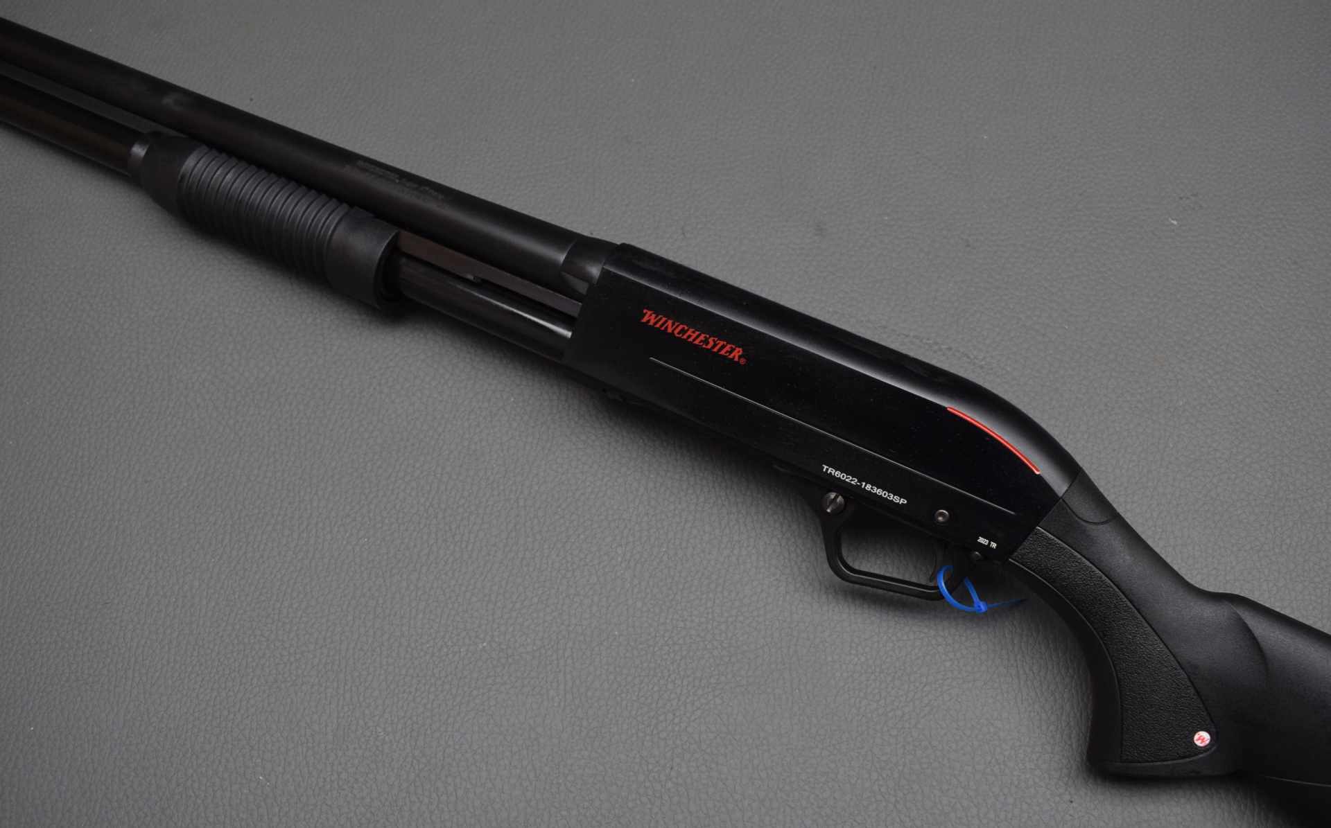 Winchester SXP Defender Voderschaftrepetierflinte, Kaliber 12/76, sehr gut – Bild 1