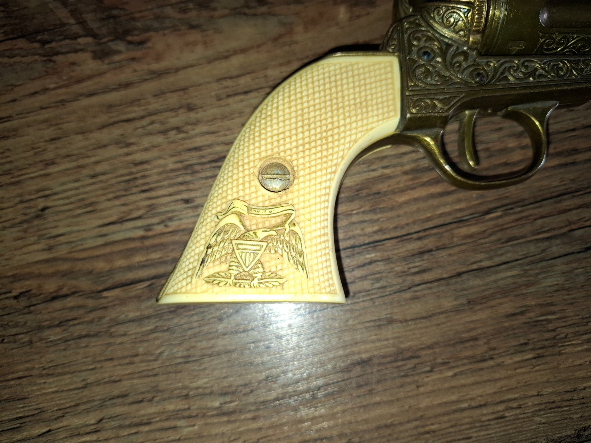 Colt SAA Peacemaker Westernrevolver. Aufwendig verziert mit Griffschalen in Elfenbeinoptik – Bild 3