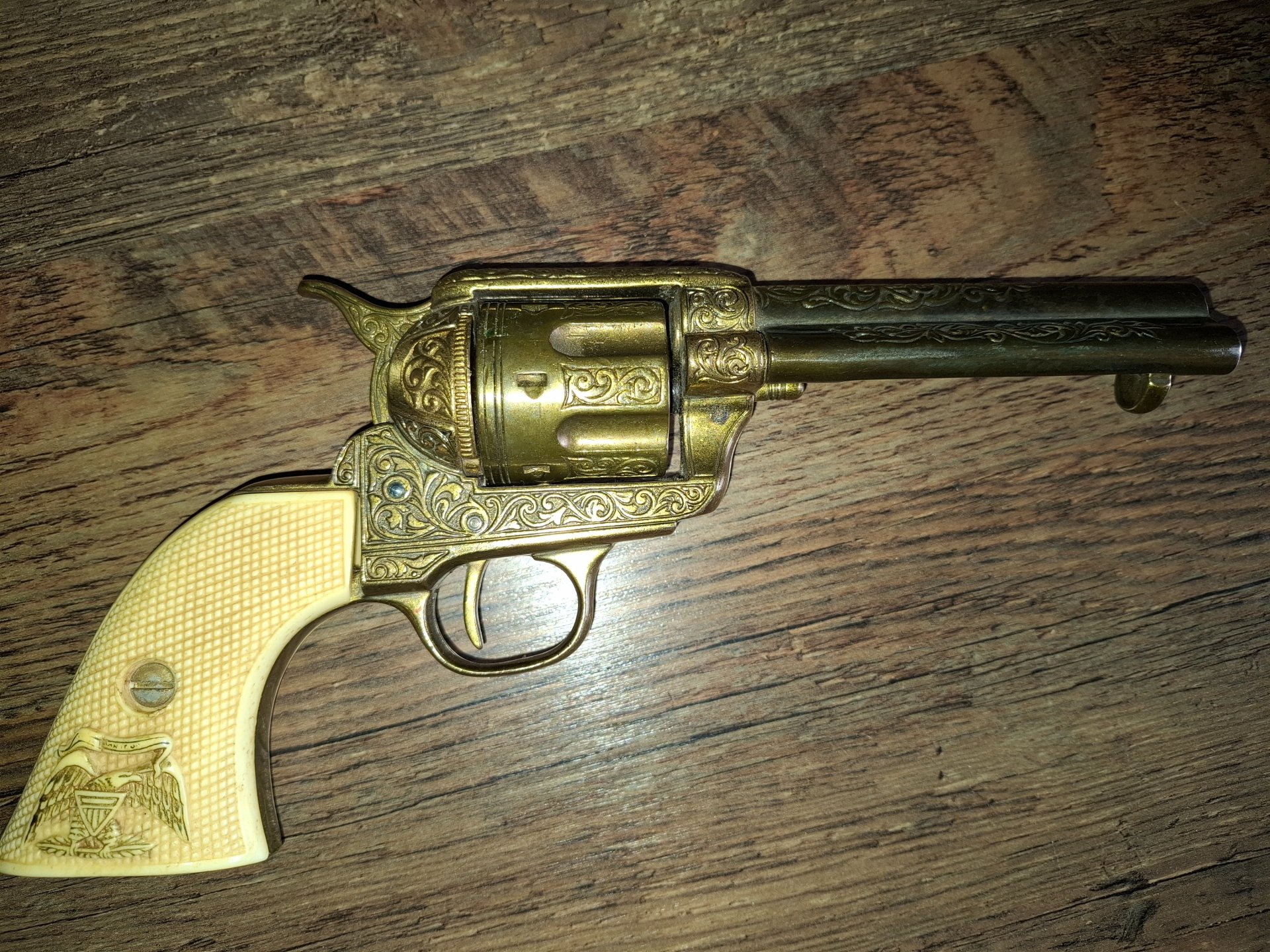 Colt SAA Peacemaker Westernrevolver. Aufwendig verziert mit Griffschalen in Elfenbeinoptik – Bild 2