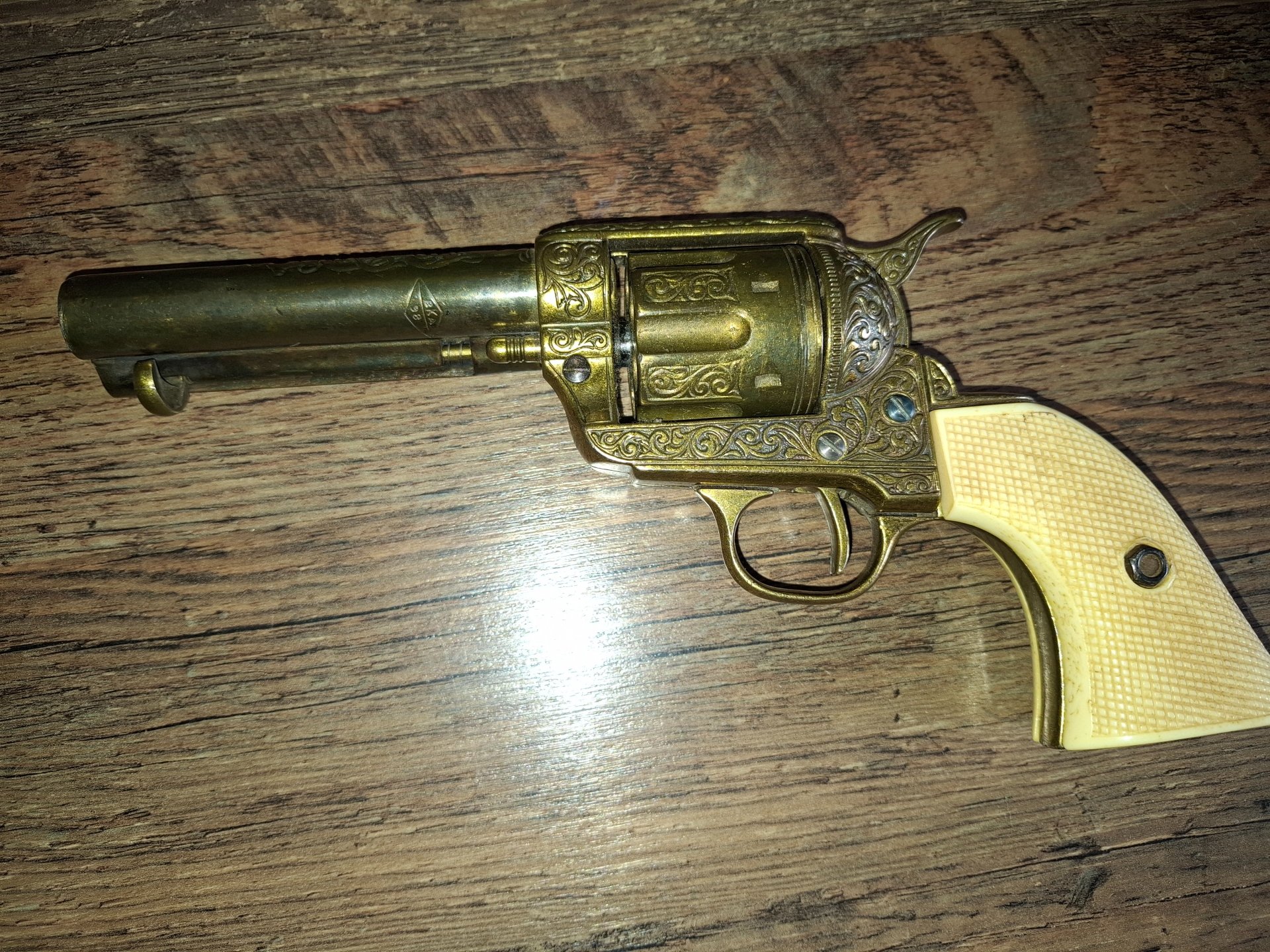 Colt SAA Peacemaker Westernrevolver. Aufwendig verziert mit Griffschalen in Elfenbeinoptik – Bild 1