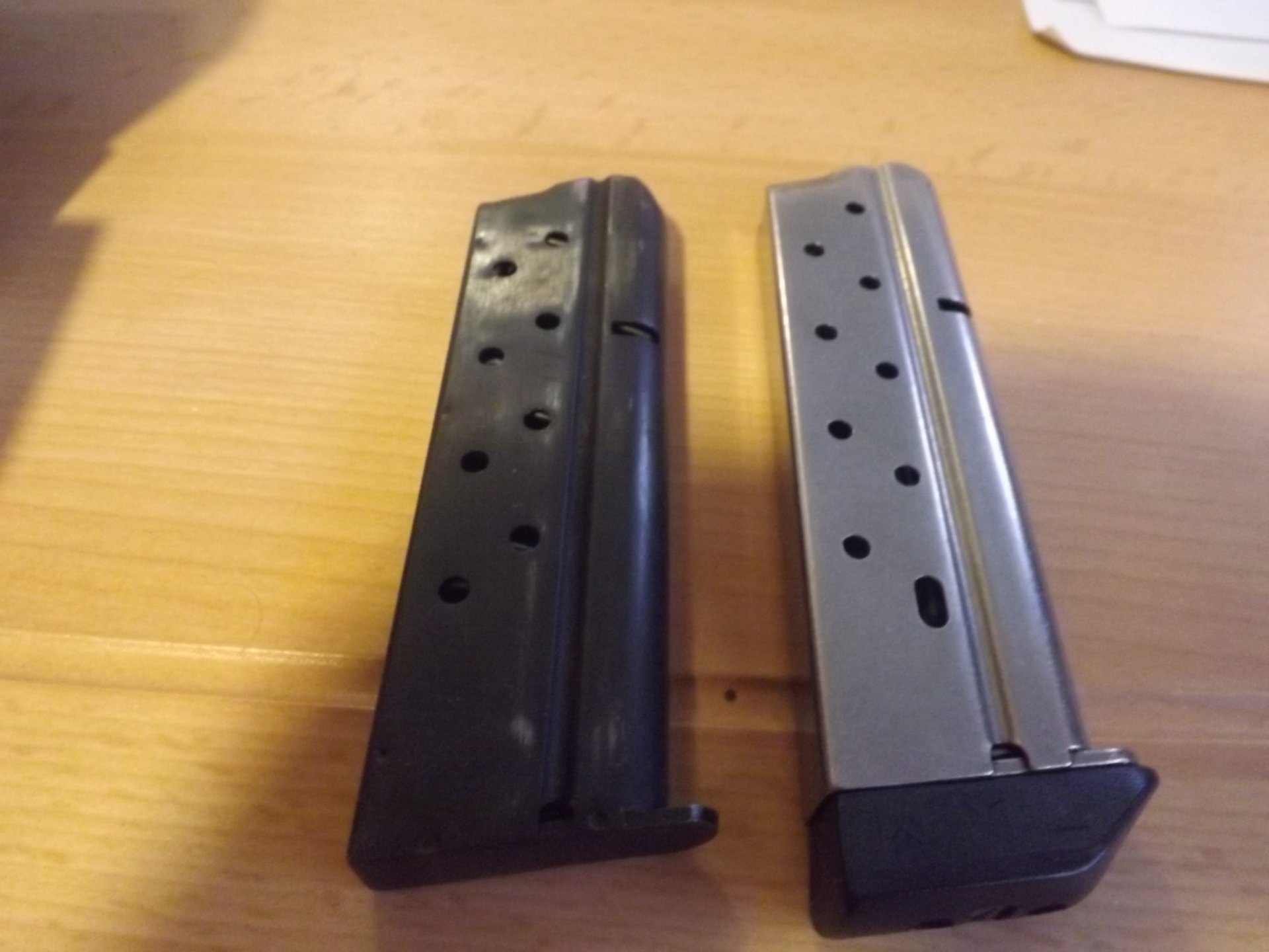 2 x 1911 9mm Magazine 1 mit Stossboden 1 ohne – Bild 2