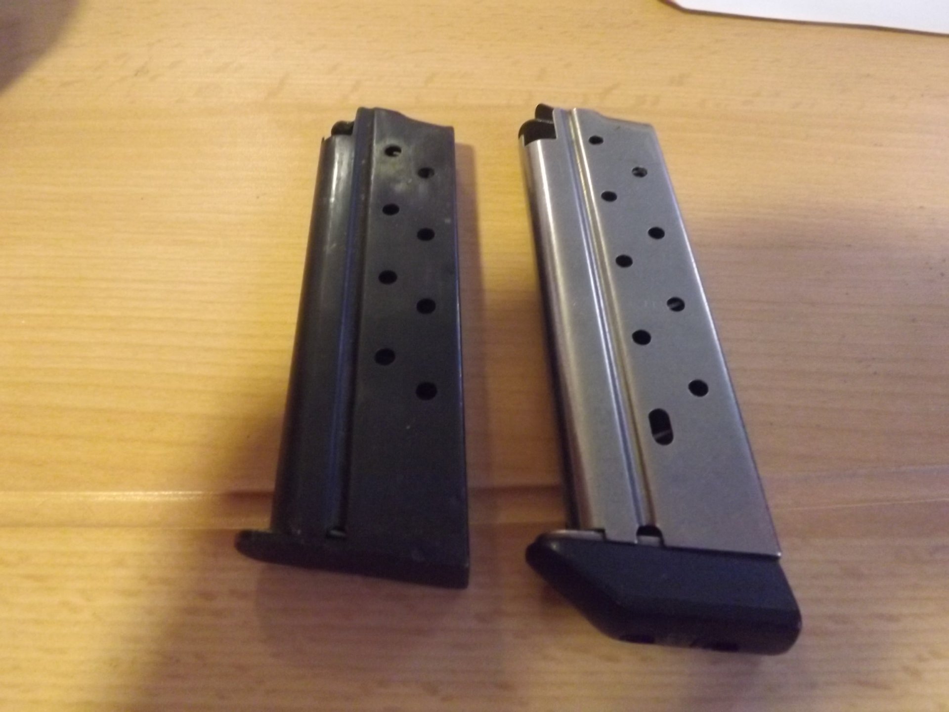 2 x 1911 9mm Magazine 1 mit Stossboden 1 ohne – Bild 1