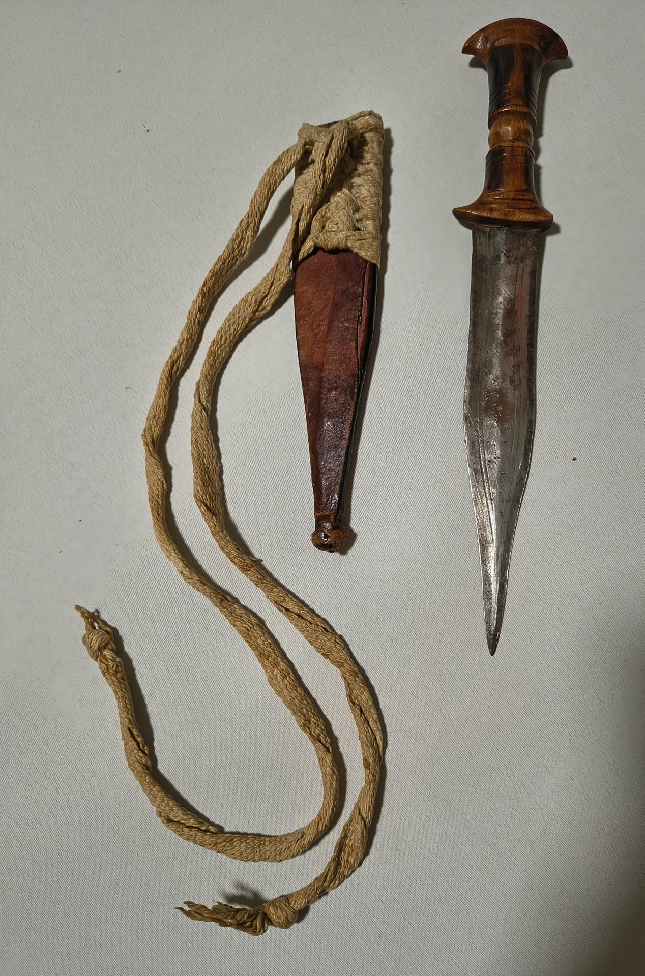 Alter afrikanischer Dolch Messer mit Lederscheide – Bild 2