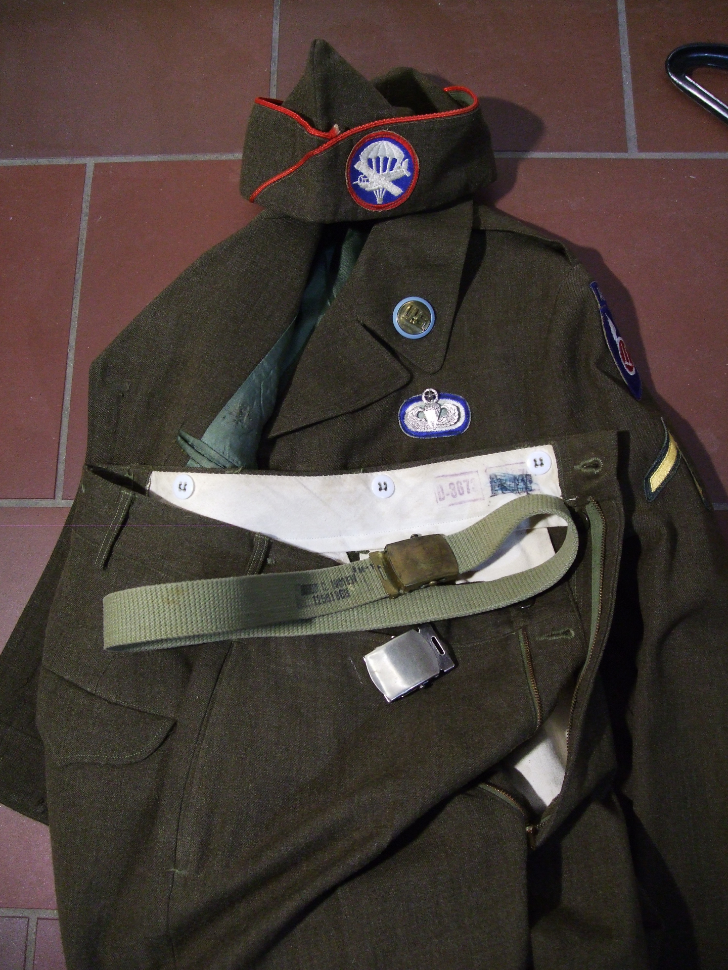 Kompletter Anzug US-Eisenhower Jacket (II. WK.), Feldhose Gürtel u. Mütze, (no. K 98) – Bild 5