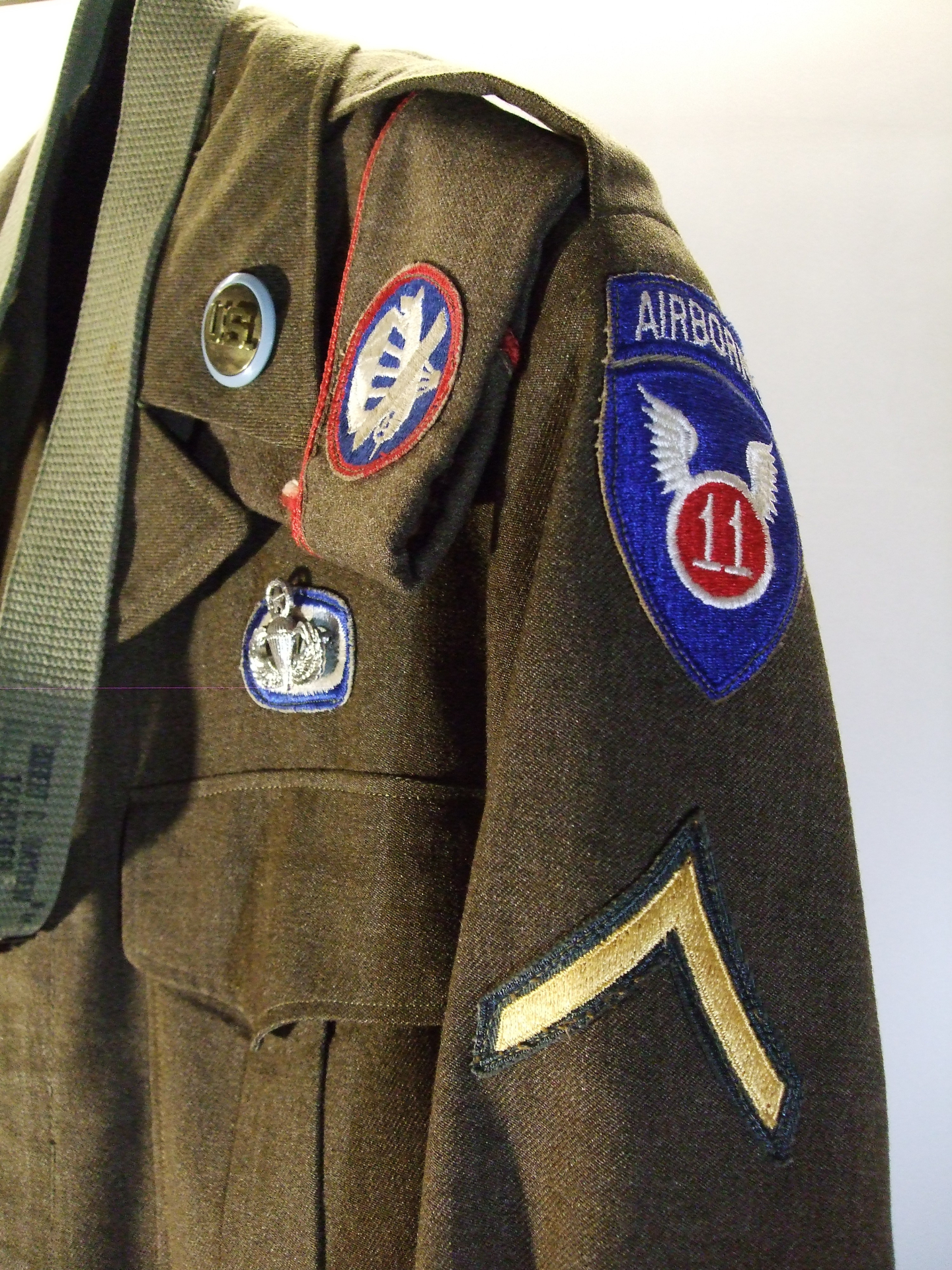 Kompletter Anzug US-Eisenhower Jacket (II. WK.), Feldhose Gürtel u. Mütze, (no. K 98) – Bild 1
