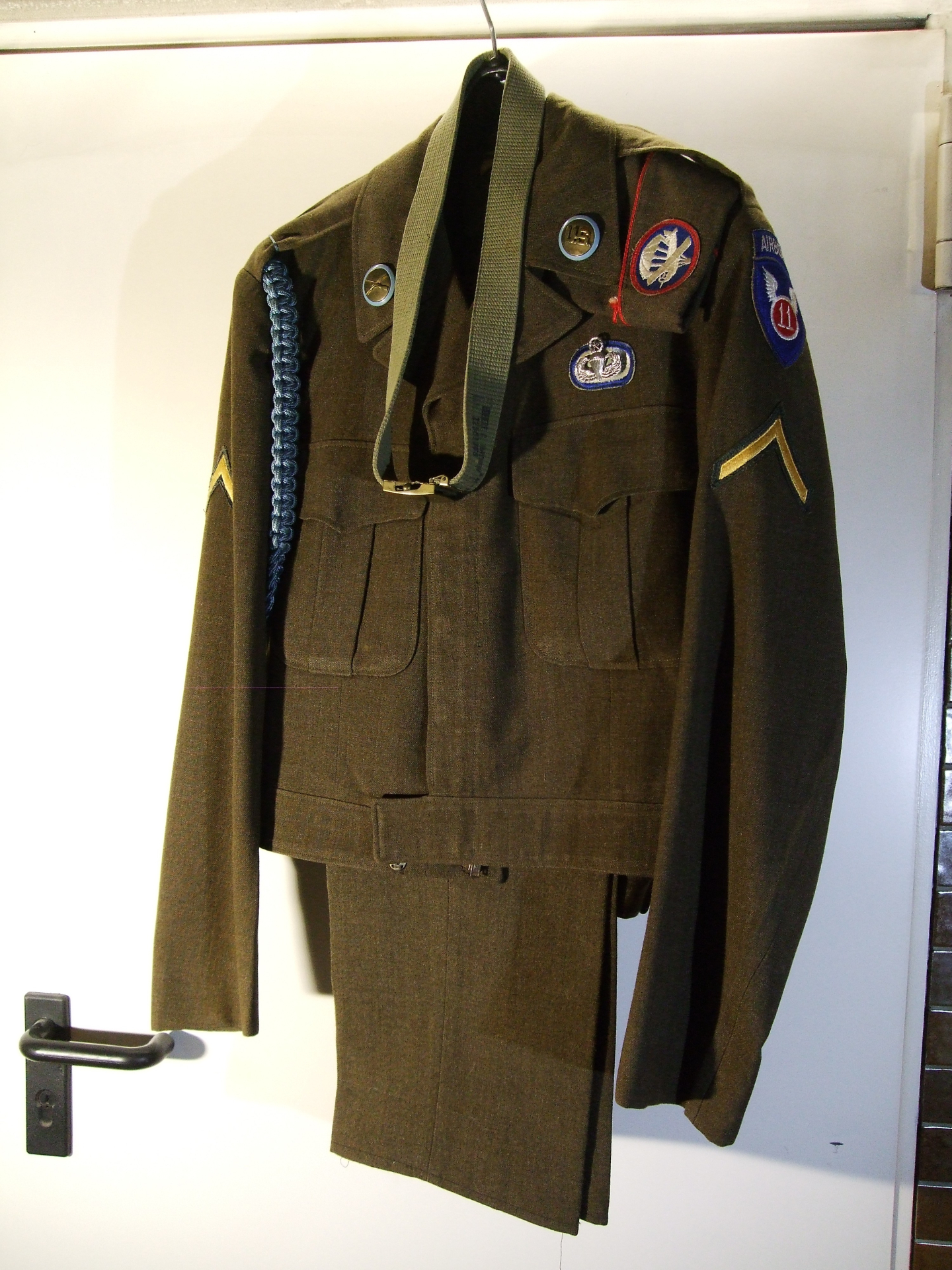 Kompletter Anzug US-Eisenhower Jacket (II. WK.), Feldhose Gürtel u. Mütze, (no. K 98) – Bild 2