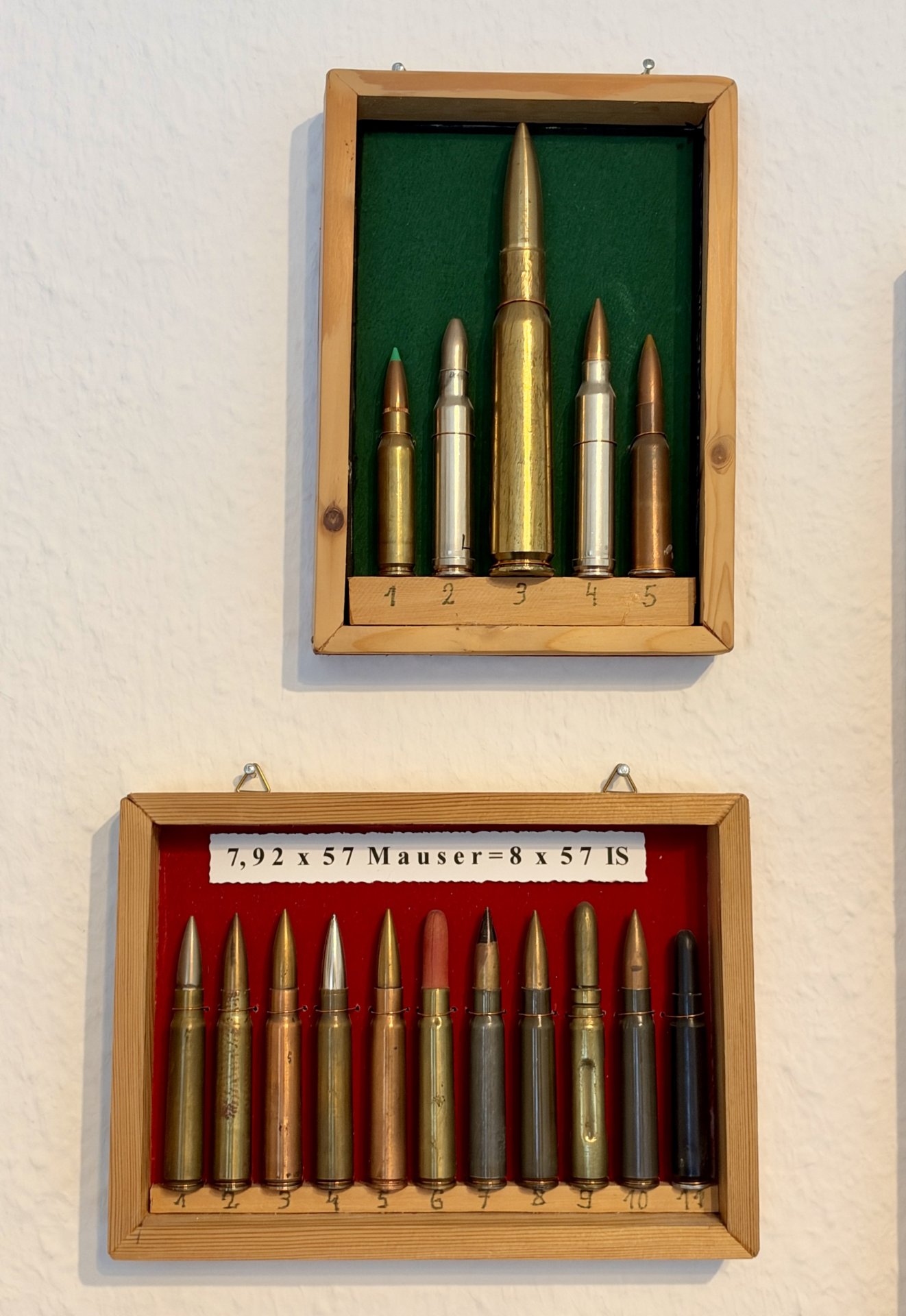 Munitionstafeln/ Schautafeln für Lang- & Kurzwaffen sowie Schrotpatronen für Sammler – Bild 3
