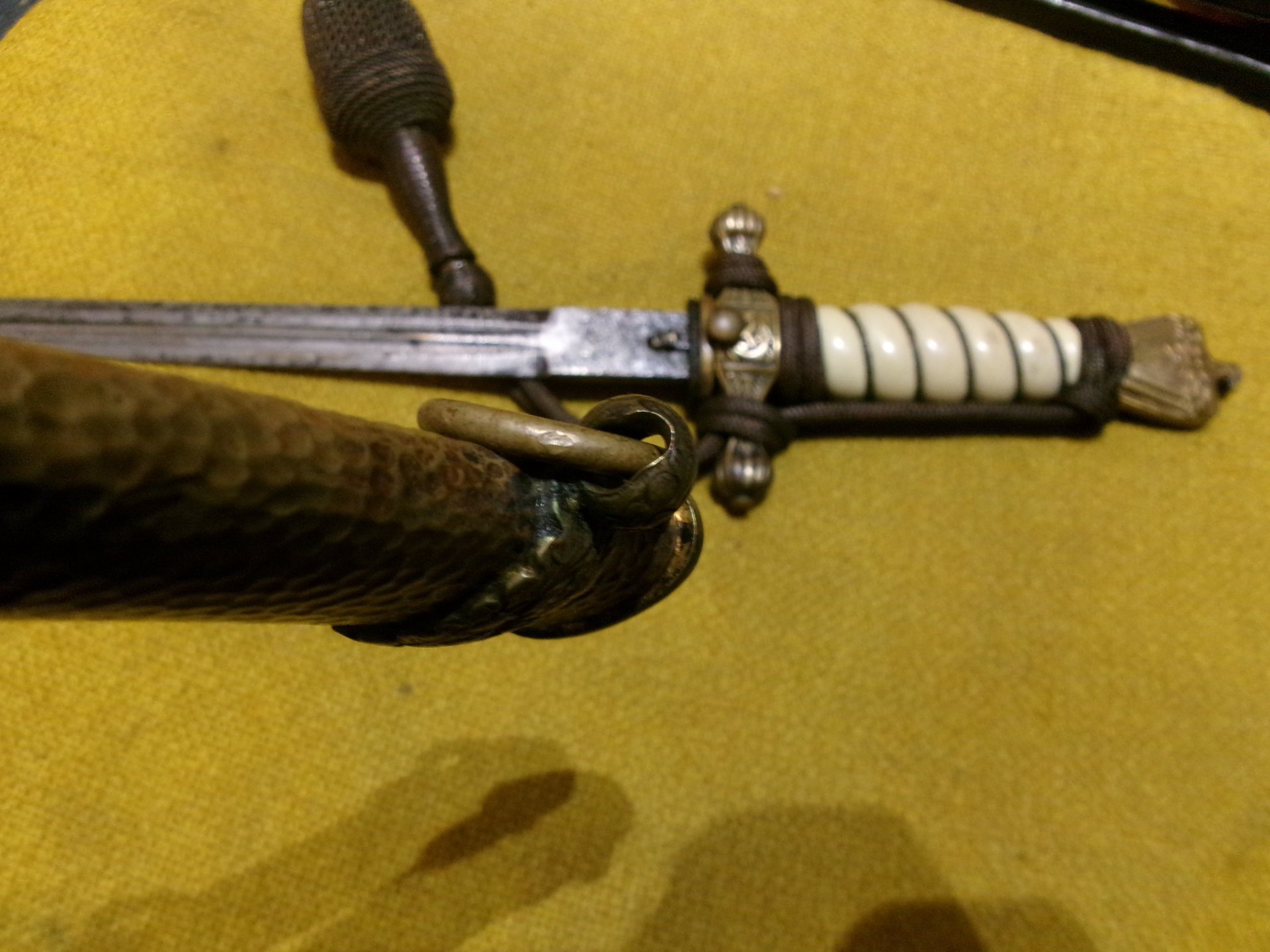Original Kriegsmarine Dolch aus dem 2 WK, gehämmerte Scheide, alles dran – Bild 4