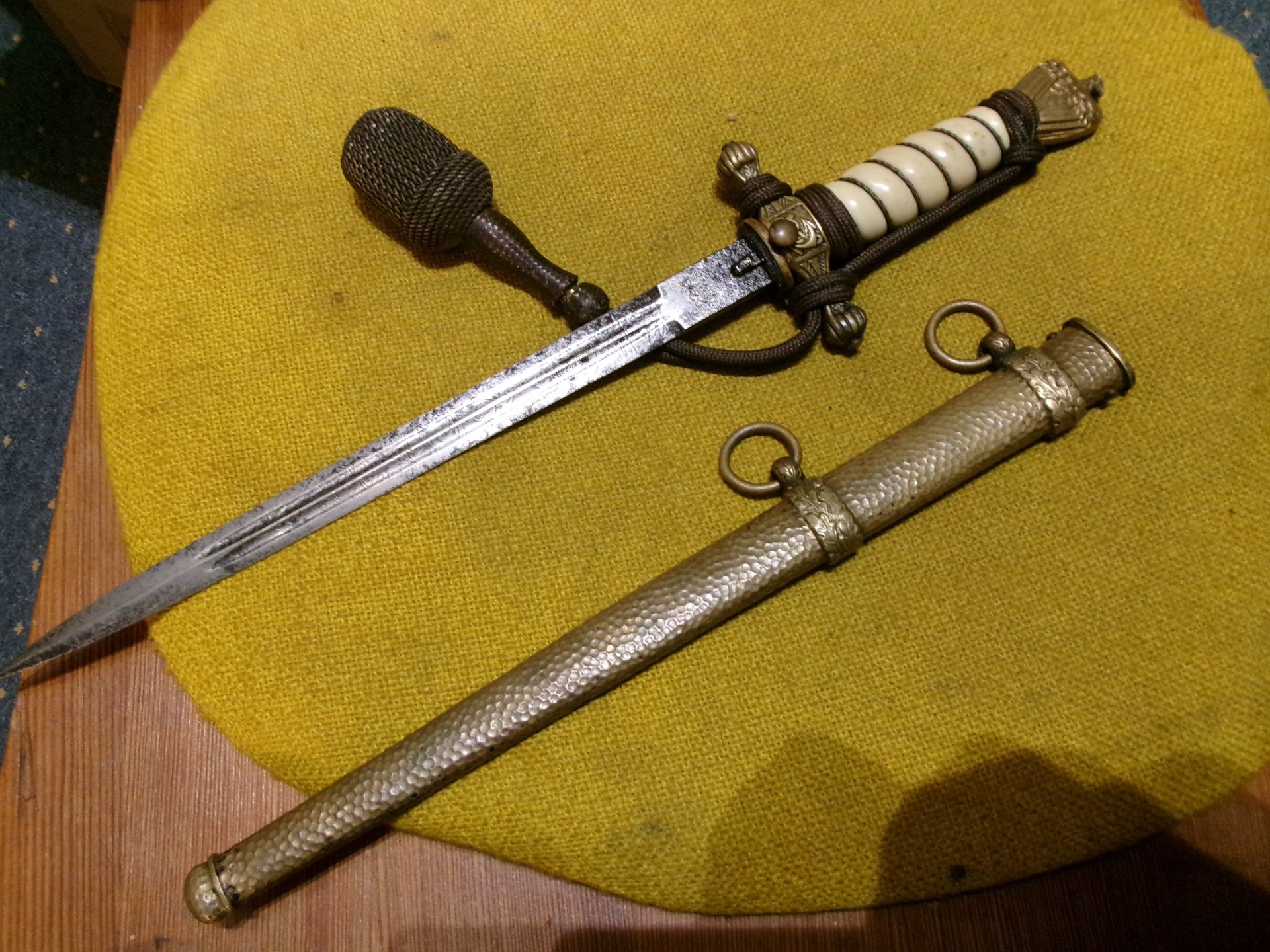 Original Kriegsmarine Dolch aus dem 2 WK, gehämmerte Scheide, alles dran – Bild 3