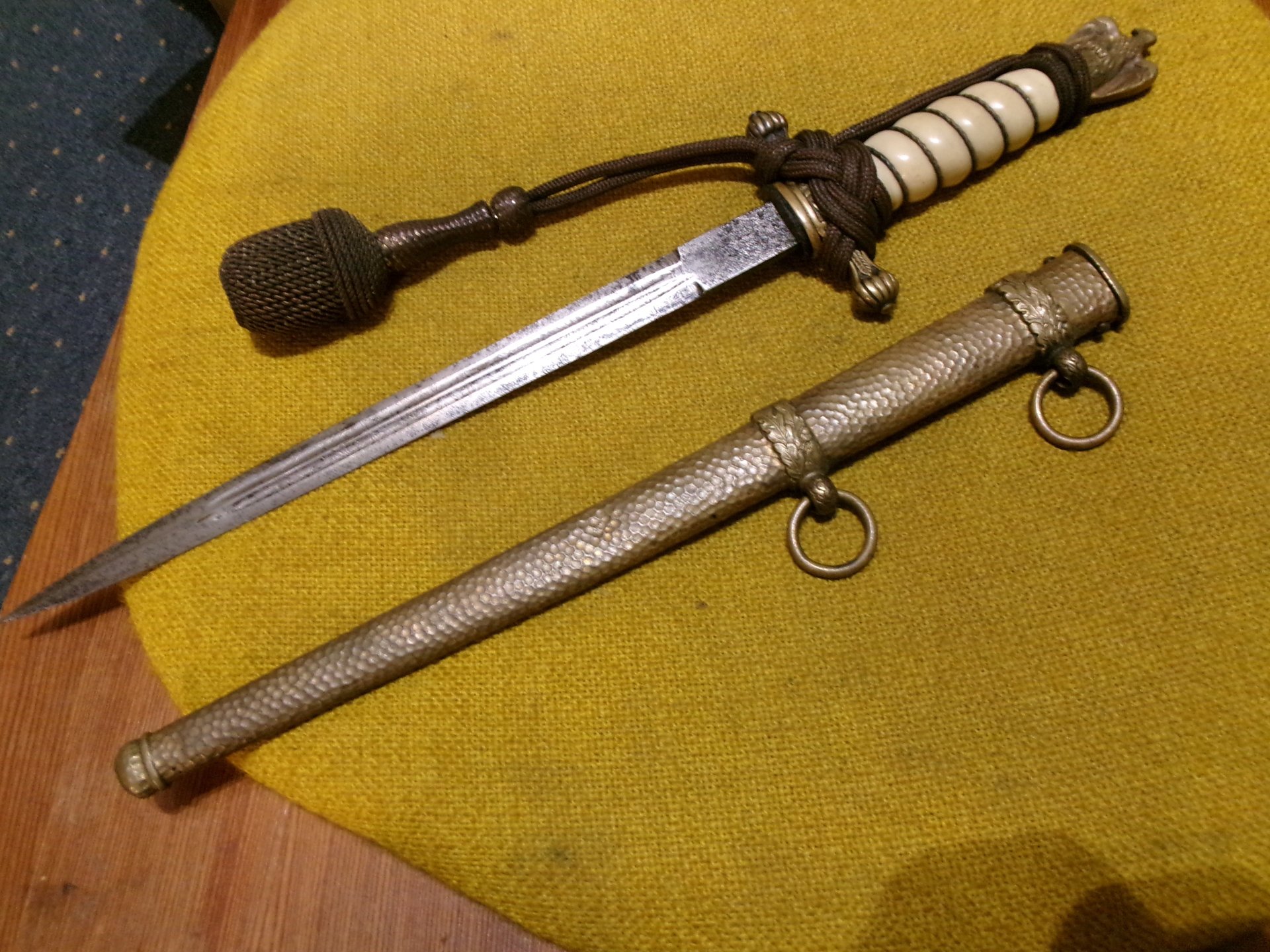 Original Kriegsmarine Dolch aus dem 2 WK, gehämmerte Scheide, alles dran – Bild 2