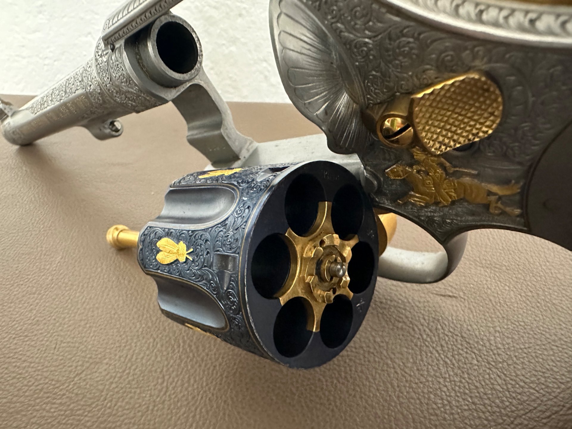 CUSTOMGRAVUR mit Goldeinlagen Revolver Smith & Wesson Hand Ejector Kal. 455 Webley MK II – Bild 7