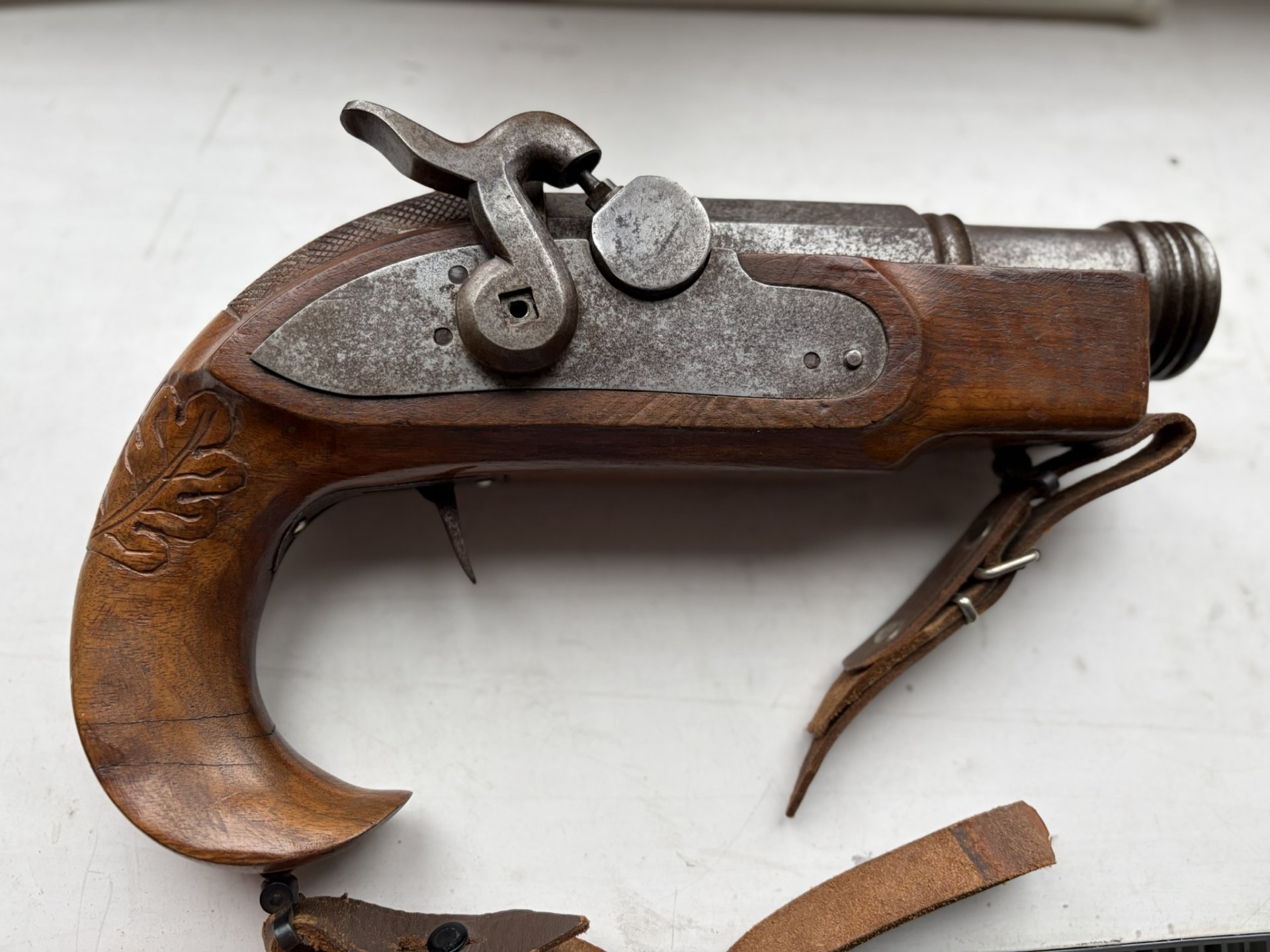 Historischer Handböller mit Stempeln und Trageriemen – aus Nachlass - Sammlerstück – Bild 2