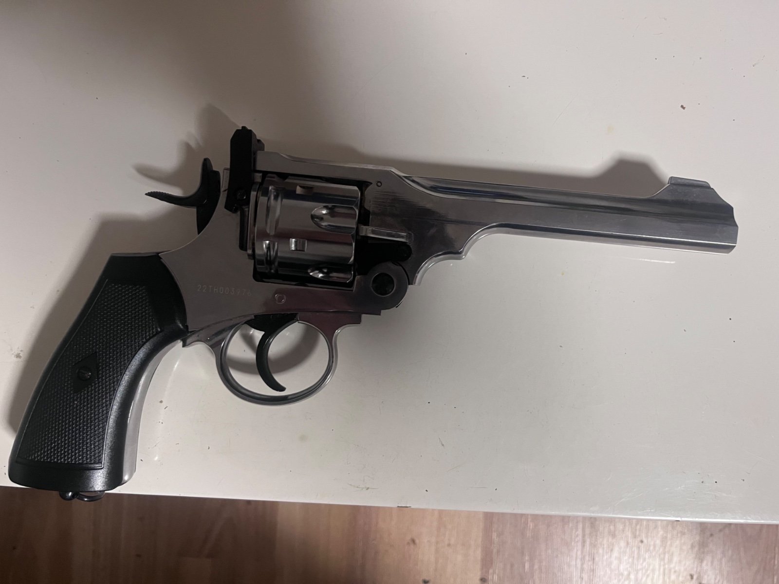 Webley Revolver und Makarov pm – Bild 6