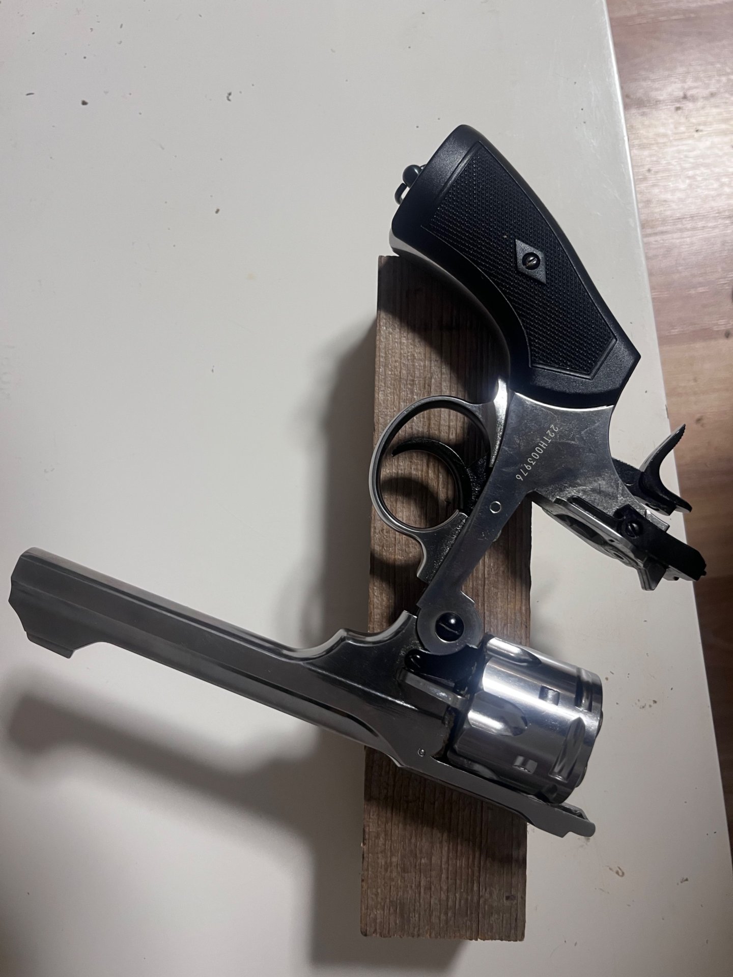 Webley Revolver und Makarov pm – Bild 2