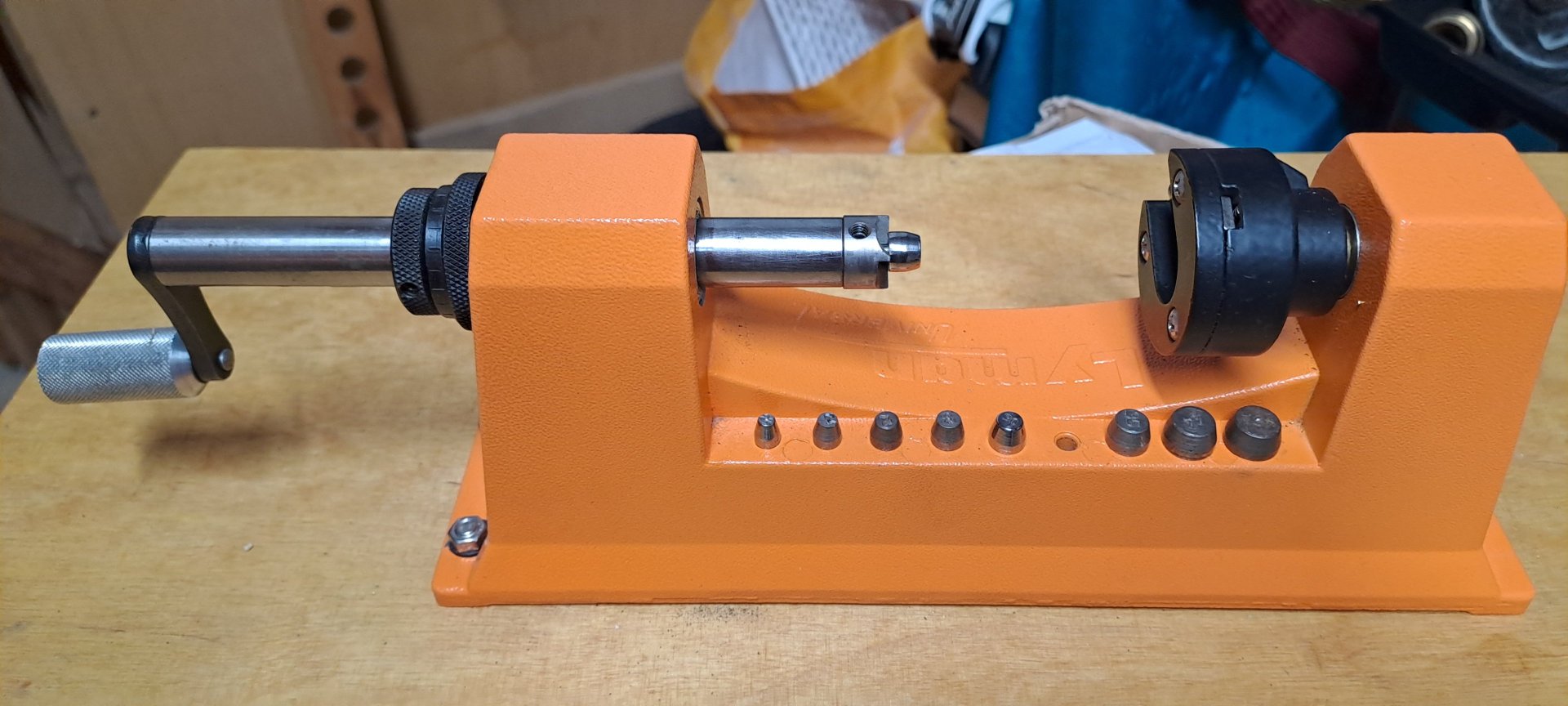 Lyman Hülsentrimmer- Universal Case Trimmer mit 9Pilots UniversalHH mit Carbide/Hartmetall – Bild 1