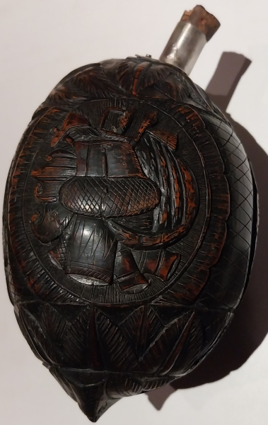 Rarität! Antike Pulverflasche aus geschnitzter Kokosnuss (ca. 1840/1860) Meisterhafte Handarbeiten – Bild 4