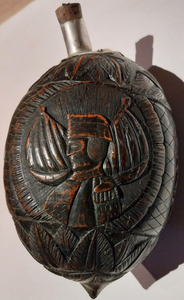 Rarität! Antike Pulverflasche aus geschnitzter Kokosnuss (ca. 1840/1860) Meisterhafte Handarbeiten – Bild 2