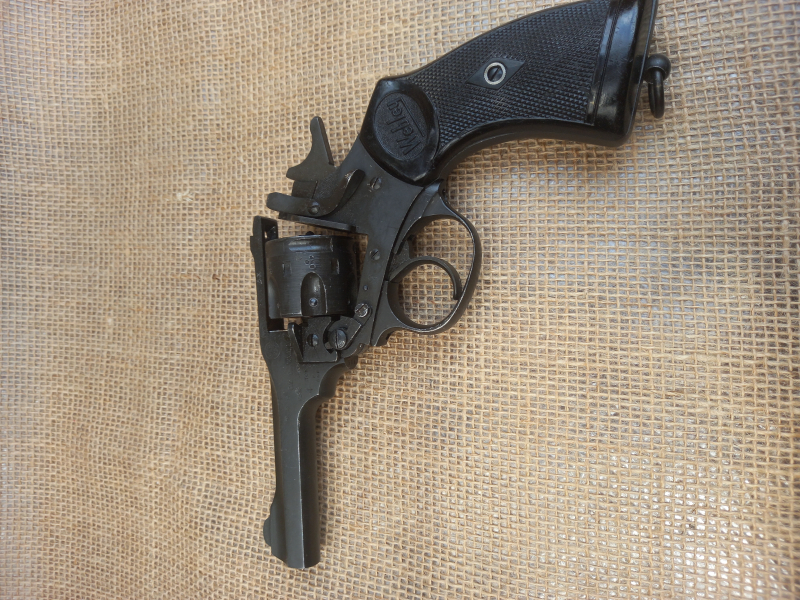 Schreckschusswaffe " Webley & Scott LTD Mark IV ( Made in England) Kal.9mm R Knall. Ohne Zubehör. – obrázek 2