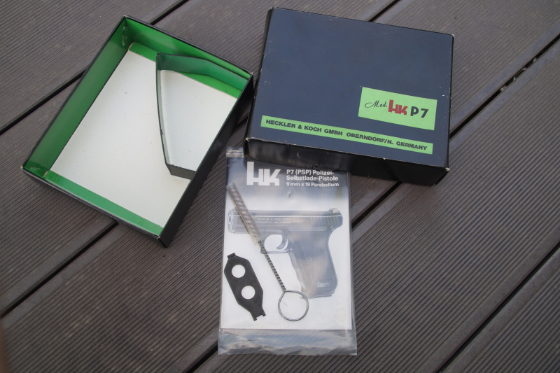 P7 Original Karton mit Handbuch und Zubehör – Bild 2