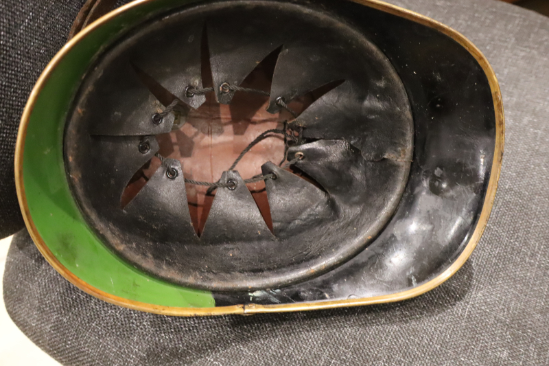 Bayerischer Lederhelm um 1900 mit Hohem Kamm – obrázek 3