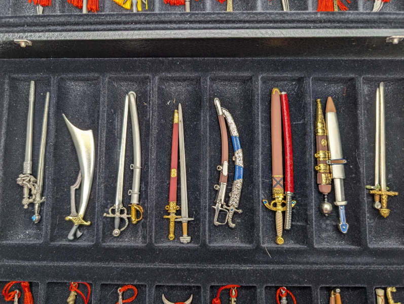 Miniatur Blankwaffen in Sammelkiste – billede 4