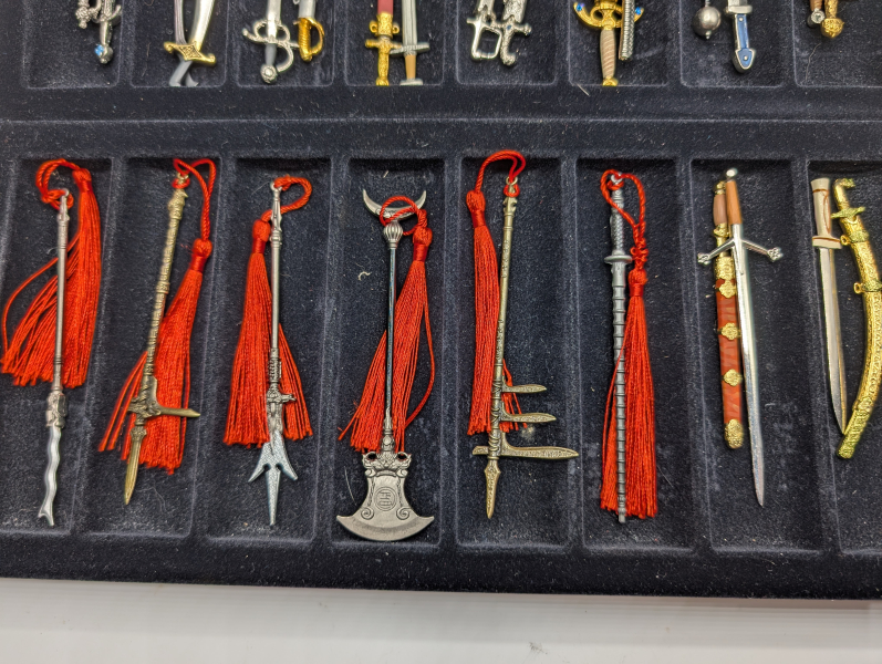 Miniatur Blankwaffen in Sammelkiste – billede 5