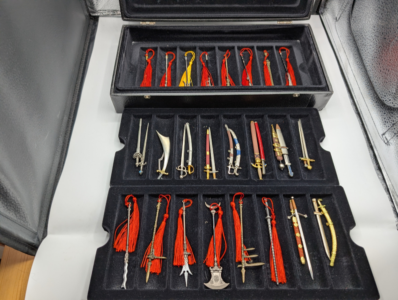 Miniatur Blankwaffen in Sammelkiste – billede 2