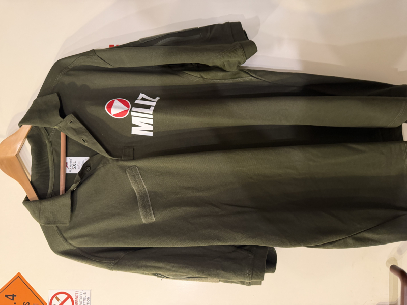 Mehrere Hemden und Funktionsshirt österreichisches Bundesheer MILIZ mit Kappe Flecktarn – Bild 2