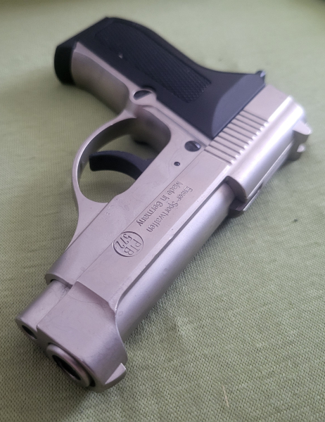 IWG Amazone 9mm P.A.K., sehr kompakte Beretta-inspirierte Taschenpistole – Bild 2