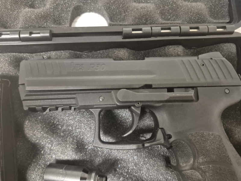 HK P30 (Umarex) Schreckschusspistole 9mm P.A.K + 2 Magazine + Abschussbecher + Original Koffer und A – Bild 2
