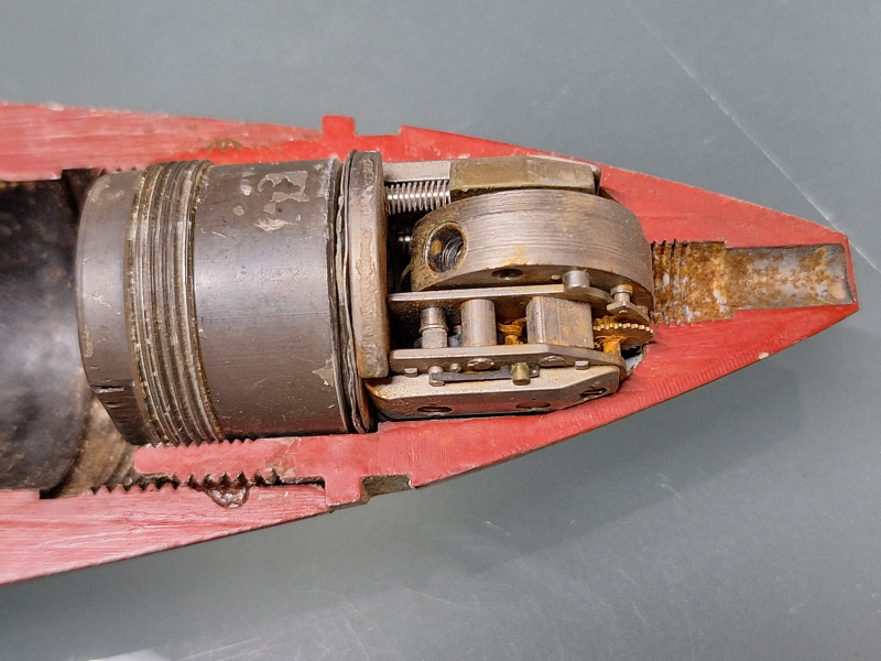 Schnittmodell Sprenggranate DM 11 mit Zünder – Bild 2