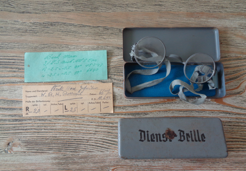 WH - MASKEN/DIENSTBRILLE PERSONALISIERTES WK "V" STUTTGART/ROTTWEIL KONVOLUT – Bild 3