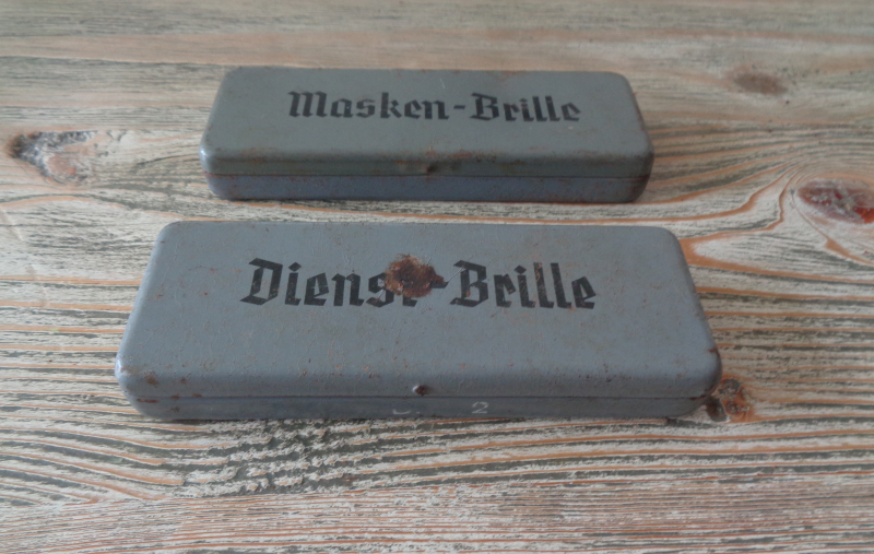 WH - MASKEN/DIENSTBRILLE PERSONALISIERTES WK "V" STUTTGART/ROTTWEIL KONVOLUT – Bild 1