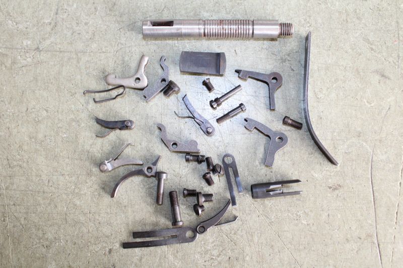 Konvolut (31 Stück) gebrauchte Ersatzteile für verschiedene Percussions Revolver – Bild 1