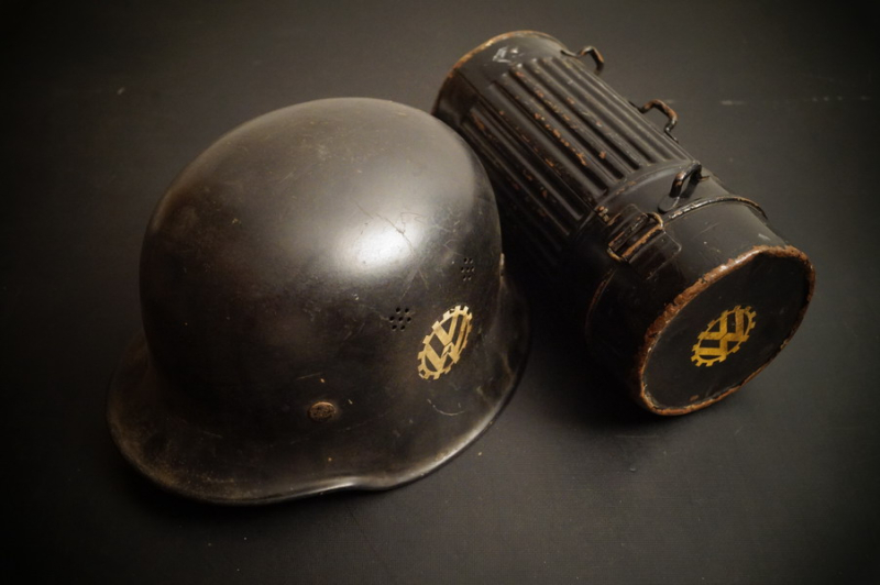 VW, Werkschutzhelm model Quist u. Gasmasken Dose, 40er - – Bild 1